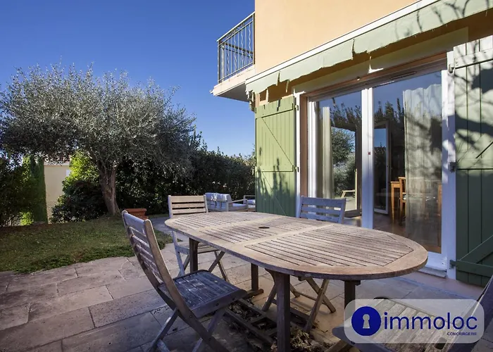 House In Residence With Swimming Pool
