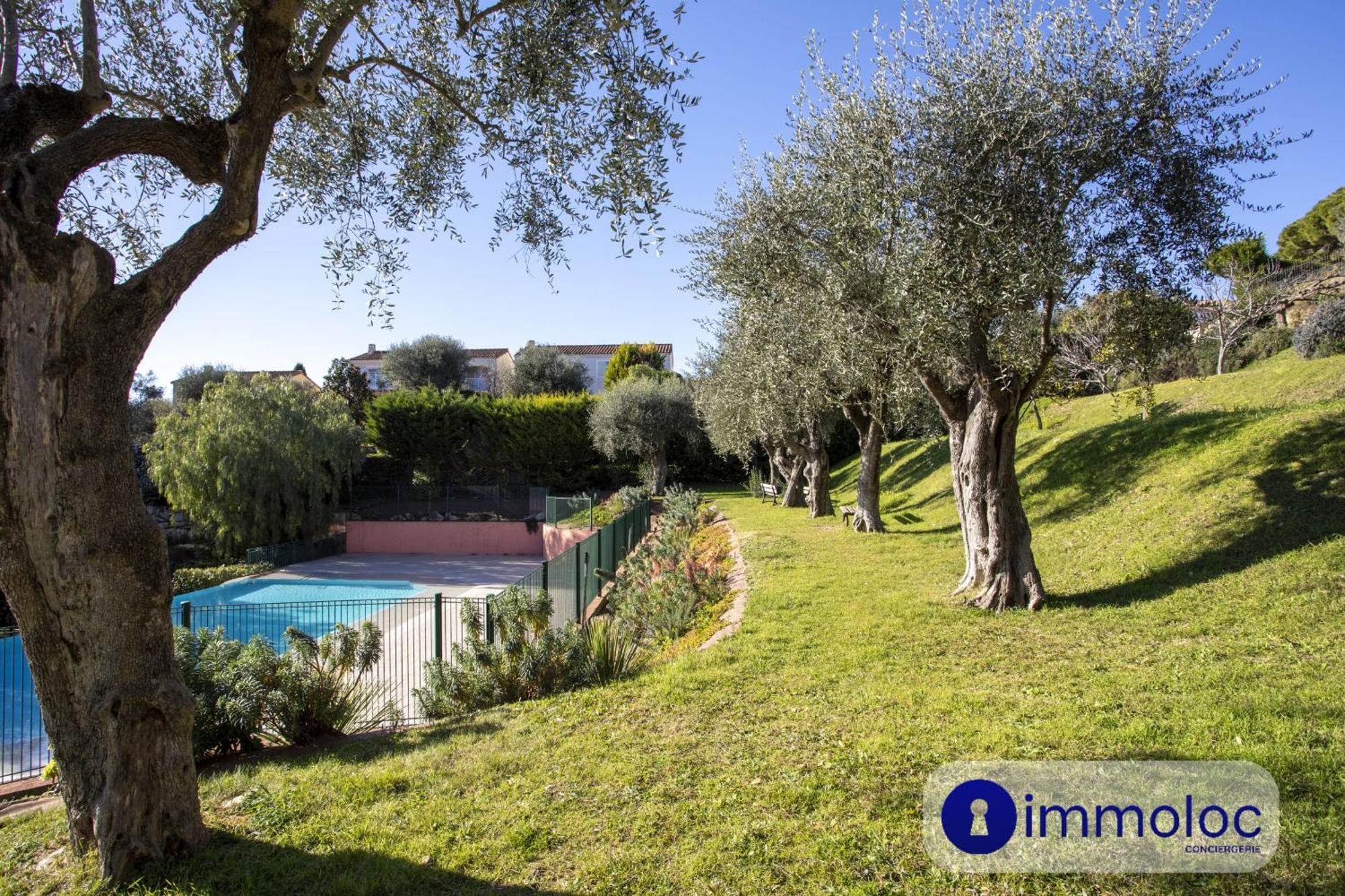 House In With Swimming Pool *